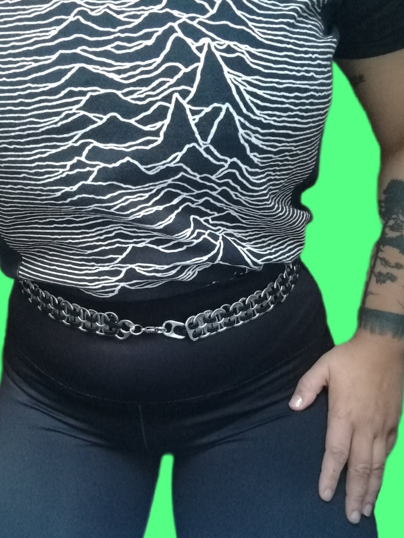 Handgemachter Punk Gürtel aus recycelten Dosenlaschen – elastischer Metal Chain Belt im Gothic‑Style, nachhaltig gefertigt in Berlin.  Punk‑ und Gothic‑Gürtel aus Dosenlaschen als Taillengürtel getragen – elastischer Upcycling Chain Belt für alternative Outfits
Silberne Aluminiumlaschen verbunden mit schwarzem elastischem Band.
Gürtel Belt hip chain chooker Hüftgürtel Kettengürtel Taillenkette Talliengürtel aus, recycelten Dosenlaschenund verbunden durch ein elastisches schwarzes Gummiband.