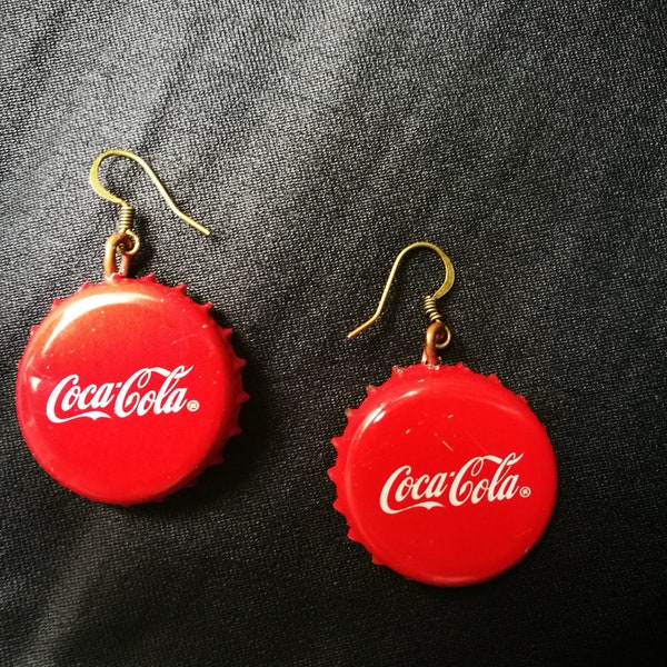 Boucles d'oreilles faites à la main à partir de capsules de bouteilles de Coca-Cola modifiées, upcycling durable, bricolage durable, hamdmade USA slowfashion sodatab