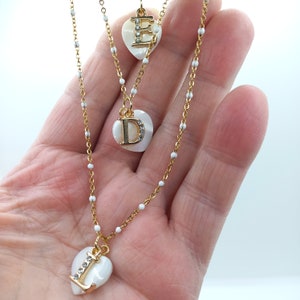 Initial Perlen Halskette, Perlmutt Herz und Buchstabe an goldener Kette, Buchstabenkette mit Perlen, gold mit Zirkonia, Boho Stil