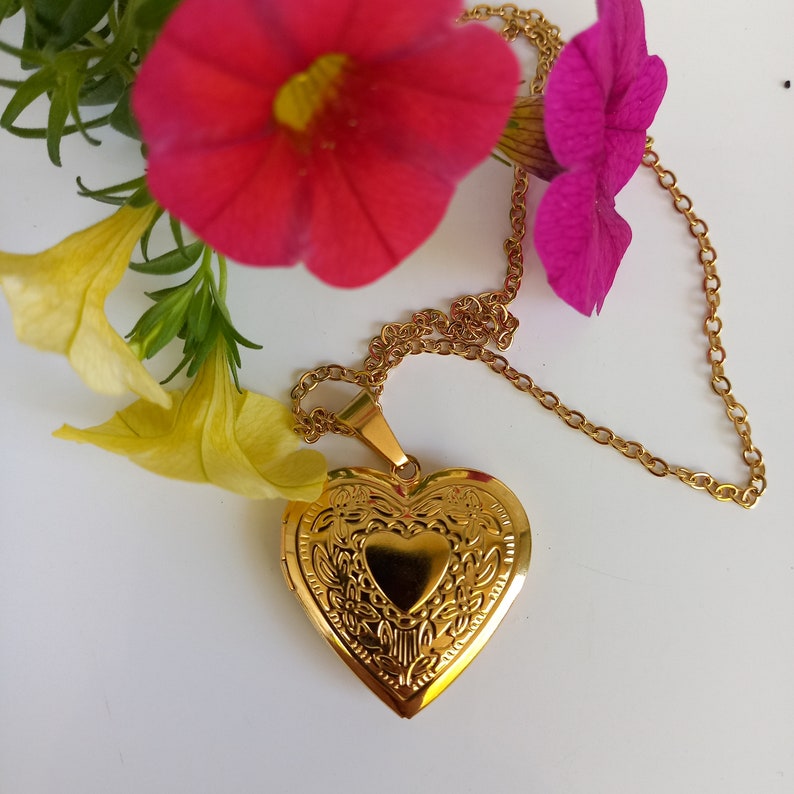 Herz Medaillon Gold Halskette, Ketten Auswahl, Medaillon Herz 18k Gold PVD beschichtet, Florale Gravur Medaillon zum Befüllen mit Foto Bild 1
