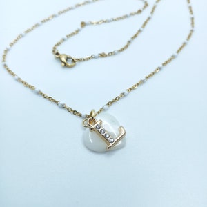 Muschelkette mit deiner Initiale personalisiert, Perlmutt Herz und Buchstabe an goldener Kette, Buchstabe gold mit Zirkonia