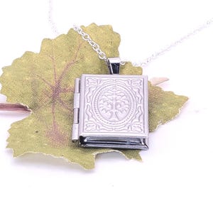 Ciondolo con medaglione Albero della vita a forma di libro, medaglione con foto apribile, medaglione retrò in acciaio inossidabile, catena in acciaio inossidabile, catena a palline, catena in argento