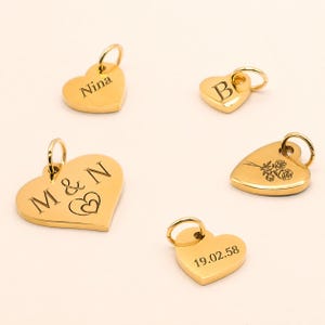Piccoli ciondoli a forma di cuore personalizzati in acciaio inossidabile placcato oro – Incisione con nome, iniziali o data – Regalo – Gioielli minimalisti