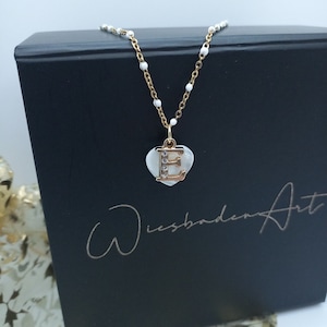 Muschelkette mit deiner Initiale personalisiert, Perlmutt Herz und Buchstabe an goldener Kette, Buchstabe gold mit Zirkonia