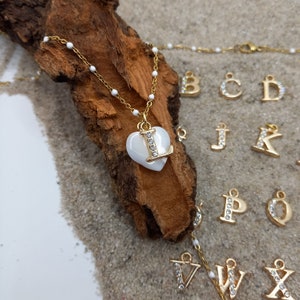 Muschelkette personalisiert, Perlmutt Herz und Buchstabe an goldener Kette, Buchstabe gold mit Zirkonia, Boho Kette