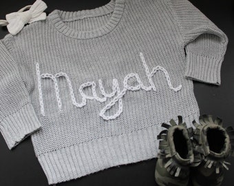 Pull nominatif brodé personnalisé pour bébé ou tout-petit