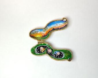 Mikromechaniczny automat w kształcie orzeszka ziemnego - rzeźba kinetyczna - wyjątkowy prezent - mała diorama ze skorupki orzeszka ziemnego - miniatura OOAK - Barcelona.