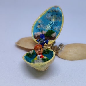 Miniature automaton: man, bird, books.
