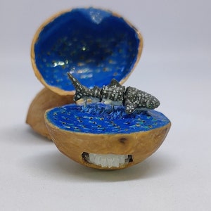 Walvishaai en school sardines; miniatuurautomaat, hamerhaai, witte haai, sardines, pistache, walvishaai.