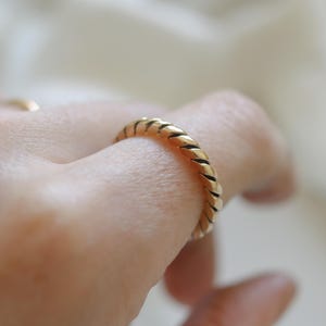 Vintage 9ct yellow gold rope twist ring UK P
