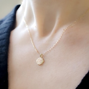 9ct gold rustic circle pendant (chain not included)
