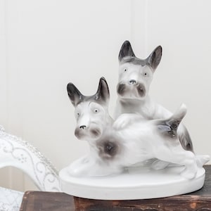 Vintage miniatuur honden beeldje porseleinen aandenken mini hond sculptuur Terries honden schoorsteenmantel ornament decoratieve kunst beeldje