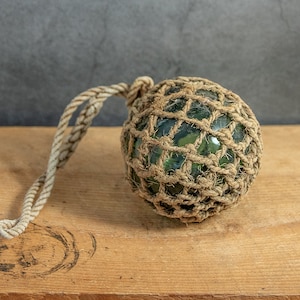 Galleggiante da pesca antico con rete di canapa, galleggiante in vetro a forma casuale, palla verde norvegese realizzata a mano, decorazione per baita costiera, regalo per pescatore