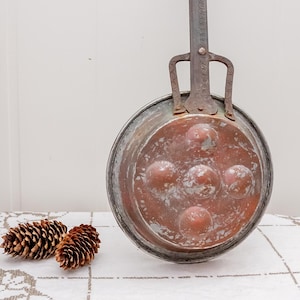 Olla para cocinar huevos vintage de cobre y hierro fundido, hecha en Francia, sartén para caracoles y huevos de estilo rústico de época, de cobre antiguo.