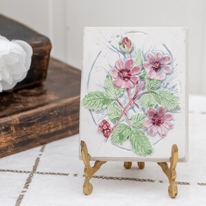 Carreau de céramique vintage avec support en laiton, Ornement miniature pour étagère, Plaque florale miniature, Fleur de framboise arctique, Illustration florale rose