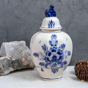 Jarrón de porcelana azul Delft vintage, jarrón estilo urna, maceta con tapa de estilo chinoiserie, recipiente de cerámica azul y blanco, pieza de porcelana coleccionable para estantería.