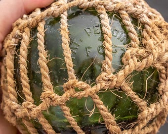 Gran flotador de pesca antiguo, red de cáñamo, flotador de vidrio verde, globo grande, decoración costera, hecho en Inglaterra, marca de patente pendiente F.G.C.