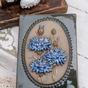 Placa floral vintage de cerámica para colgar en la pared, diseño nórdico de flores azules, con relieve de aciano, decoración botánica para el hogar.