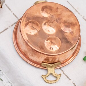 Cocedor de huevos vintage de cobre y latón, fabricado en Francia. Sartén para huevos escalfados estilo rústico vintage.