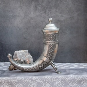 Vintage Pewter Drinking Horn Collectible Handmade Viking Wedding Beer Horn Nordic Drinking Vessel with Lid Scandinavian Heritage