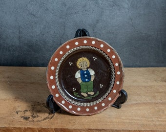 Piatto vintage Hugo Kohler Biel piccolo decoro decorativo da parete Svizzera Folk Art Boy dipinto a mano