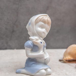 Vintage Miniatur Mädchen Figur Porzellan Mädchen mit ihrer Gans / Ente blau weiß Pastell Figur Mitte des Jahrhunderts Sammler kleines Geschenk Regal Dekor
