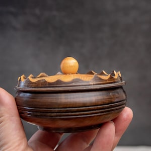 Vintage Schmuckschatulle Kleine Runde Holzkiste Handgemachte Eitelkeit Tischdekor Nordische Volkskunst Schmuckstück mit Deckel Kleine Geschenkidee Aufbewahrungsbox
