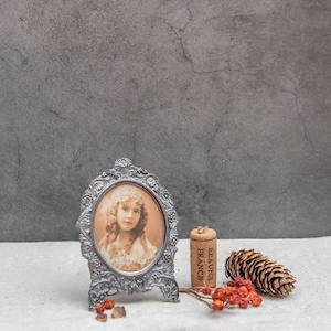 Marco de fotos vintage de peltre noruego: decoración floral retro de metal