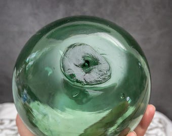 Flotador de vidrio antiguo, boya de pesca artesanal, esfera grande de color verde oscuro, decoración de playa noruega, regalo costero encontrado en la playa, Ø 6 pulgadas / C 19 pulgadas