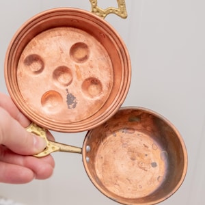 Vintage koperen eierpan en steelpan, miniatuurset van 2 backsplashschalen, hangend retro keukengerei, fotorekwisieten voor voedselfotografie