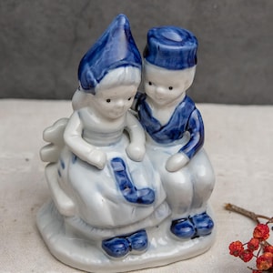 Vintage beeldje Delfts blauw breien sokken liefdespaar Nederlands kostuum collectible figuur handgeschilderd miniatuur plank decor klein cadeau
