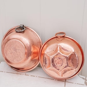 Juego de 2 moldes de cobre colgantes vintage, estilo cottagecore, decorativos, hechos en Suecia, decoración de cocina escandinava.