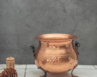 Small Pot Copper with Metal Handle And Legs Hand Hammered Flower Pot Miniature Storage Container Vintage Style Farmhouse Decor Copper Cup