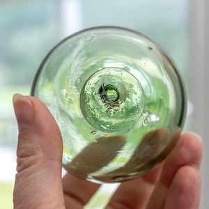 Antieke vissersboot, handgemaakte glazen boei, groene kustbol, juttendecor, gemarkeerd met letter L, cadeau voor visser