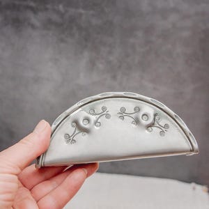 Vintage Serviettenhalter Kleine Metall Tischdekoration Norwegische Volkskunst Zinn Skandinavische Handmade Viking Style Decor Kleine Geschenkidee