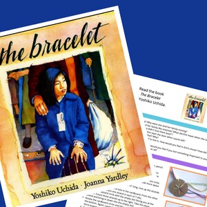 Puede incluir: Una portada de libro con una ilustración de una niña con un abrigo azul, sosteniendo una pequeña bolsa. El título del libro es "The Bracelet" y el autor es Yoshiko Uchida. La portada del libro es una pintura de acuarela.