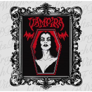 Peut inclure: Portrait au point de croix encadré de Vampira. L'image présente un portrait pixélisé en noir et blanc du personnage dans un cadre rouge en forme de cercueil. Le mot "Vampira" est brodé en rouge au-dessus de l'image, et le cadre est orné.