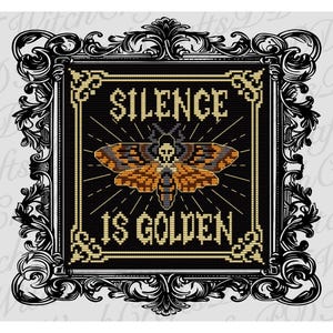 Può includere: Design a punto croce con una sfinge testa di morto con un teschio sul corpo, su sfondo nero. Il testo "SILENCE IS GOLDEN" è ricamato sopra e sotto la falena. Il design è incorniciato in un bordo nero ornato.