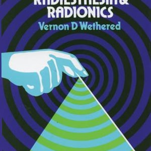 Puede incluir: Una portada de libro con un fondo azul y negro que presenta una mano apuntando a un objetivo verde y azul con un círculo blanco en el centro. El título del libro es "An Introduction to Medical Radiesthesia & Radionics" por Vernon D Wethered.