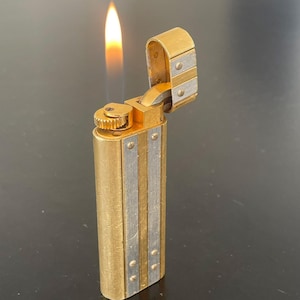 Cartier Les Must Gold Oval Feuerzeug, Vertikales Streifenmuster, renoviert