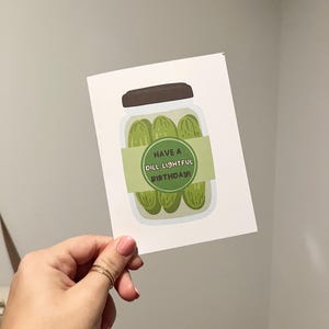 Avere un biglietto di auguri di compleanno con l'aneto, un biglietto di auguri di compleanno con i sottaceti, un biglietto di auguri di compleanno, un biglietto vuoto, un biglietto di auguri di compleanno con il gioco di parole sui sottaceti