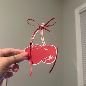 Segnaposto con ciliegie, festa con ciliegie in cima, etichette per damigelle d'onore, proposte di matrimonio per damigelle d'onore, etichette per addio al nubilato, etichetta regalo, proposta di addio al nubilato, etichetta con nome