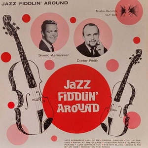 Pode incluir: Uma capa de álbum de vinil vintage com dois homens em fotos preto e branco, com o título "Jazz Fiddlin' Around" em texto vermelho e branco. A capa do álbum também apresenta duas ilustrações preto e branco de violinos.