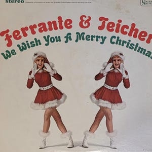 Pode incluir: Capa de álbum de vinil vintage com Ferrante & Teicher. A capa do álbum tem o texto "Ferrante & Teicher We Wish You a Merry Christmas" em vermelho e verde. Duas mulheres em vestidos vermelhos e botas brancas são apresentadas na capa.