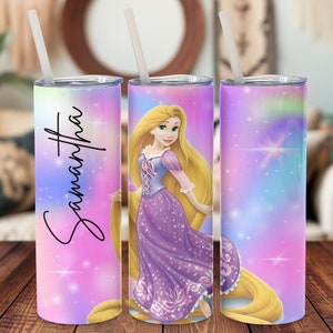 Puede incluir: Un vaso de acero inoxidable personalizado con un diseño de galaxia rosa, morado y azul. El vaso presenta una imagen de dibujos animados de Rapunzel de la película de Disney Enredados. El nombre "Samantha" está escrito en el vaso.