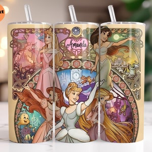 Op de afbeelding: Een set van drie roestvrijstalen bekers met een kleurrijk ontwerp met Disney-prinsessen. De bekers hebben een gouden rand en bodem. Het ontwerp omvat Assepoester, Rapunzel, Ariel, Jasmine en Aurora. De tekst "Amanda" staat op een van de bekers.