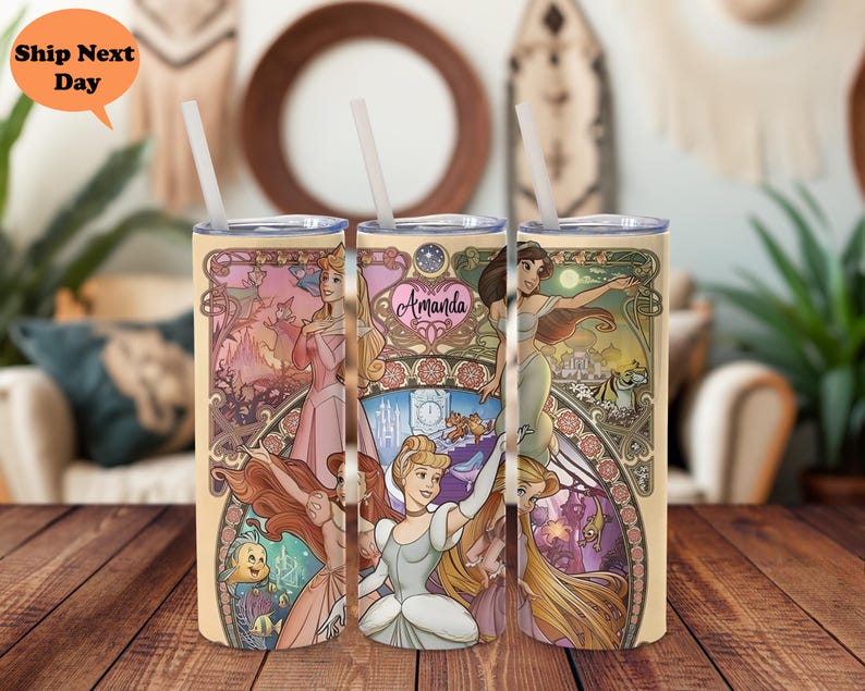 Op de afbeelding: Drie roestvrijstalen bekers met een vintage-ge&iuml;nspireerd ontwerp met Disney-prinsessen. De bekers tonen Assepoester, Rapunzel en Ariel met hun namen op elke beker.