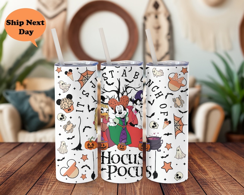 Puede incluir: Un vaso blanco con un tema de Halloween con Mickey Mouse, Donald Duck y Goofy vestidos de brujas. El vaso est&aacute; decorado con varios iconos de Halloween, incluyendo calabazas, murci&eacute;lagos, fantasmas y estrellas. El texto "It's Just A Bunch Of Hocus Pocus" est&aacute; impreso en el vaso.