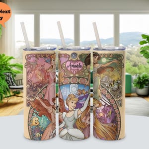 Op de afbeelding: Drie roestvrijstalen bekers met een kleurrijk ontwerp met Disney-prinsessen. De bekers hebben een vintage art deco-stijl en tonen Assepoester, Rapunzel en Aurora. De bekers zijn gepersonaliseerd met de naam "Amanda".