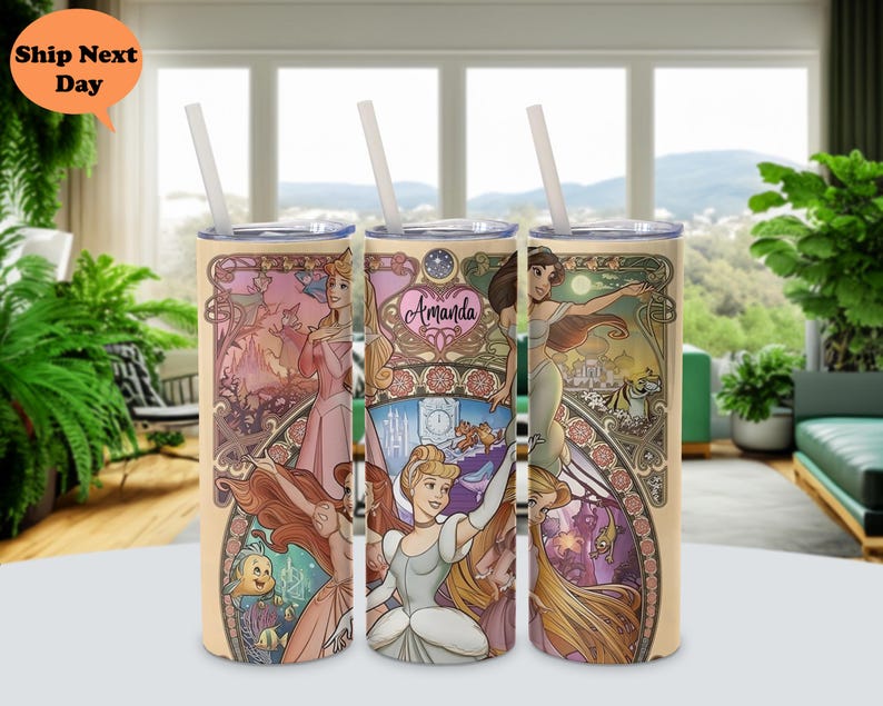Op de afbeelding: Drie roestvrijstalen bekers met een kleurrijk ontwerp met Disney-prinsessen. De bekers hebben een vintage art deco-stijl en tonen Assepoester, Rapunzel en Aurora. De bekers zijn gepersonaliseerd met de naam "Amanda".